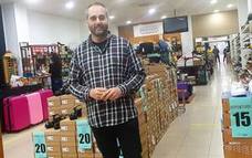Antonio Cuadra, ayer en su zapatería de la calle 12 de Agosto. 