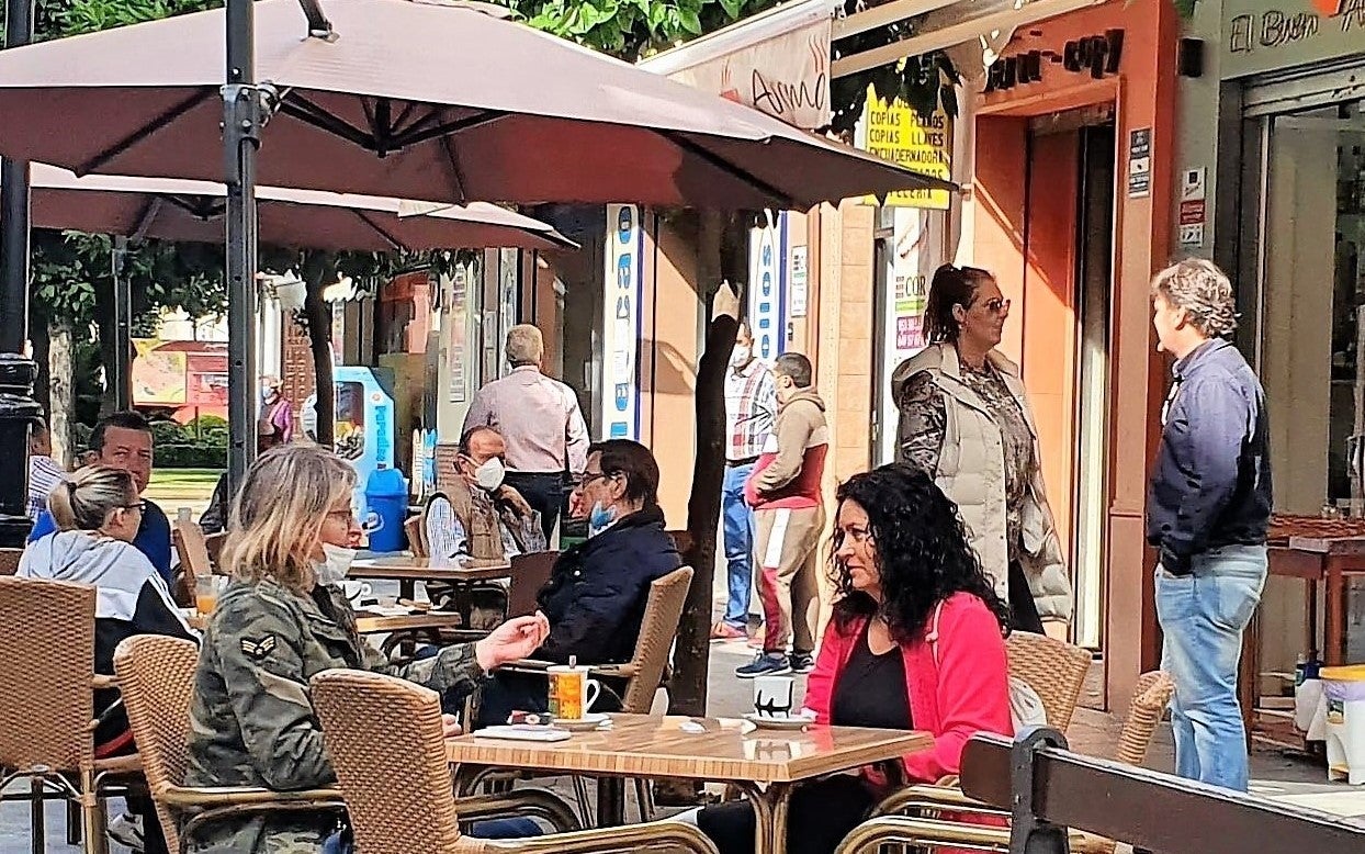 Terraza de una cafetería en la Plaza de la Constitución de Andújar. 