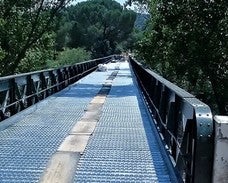 Puente sobre Lugar Nuevo, que está siendo reformado por Fomento. 