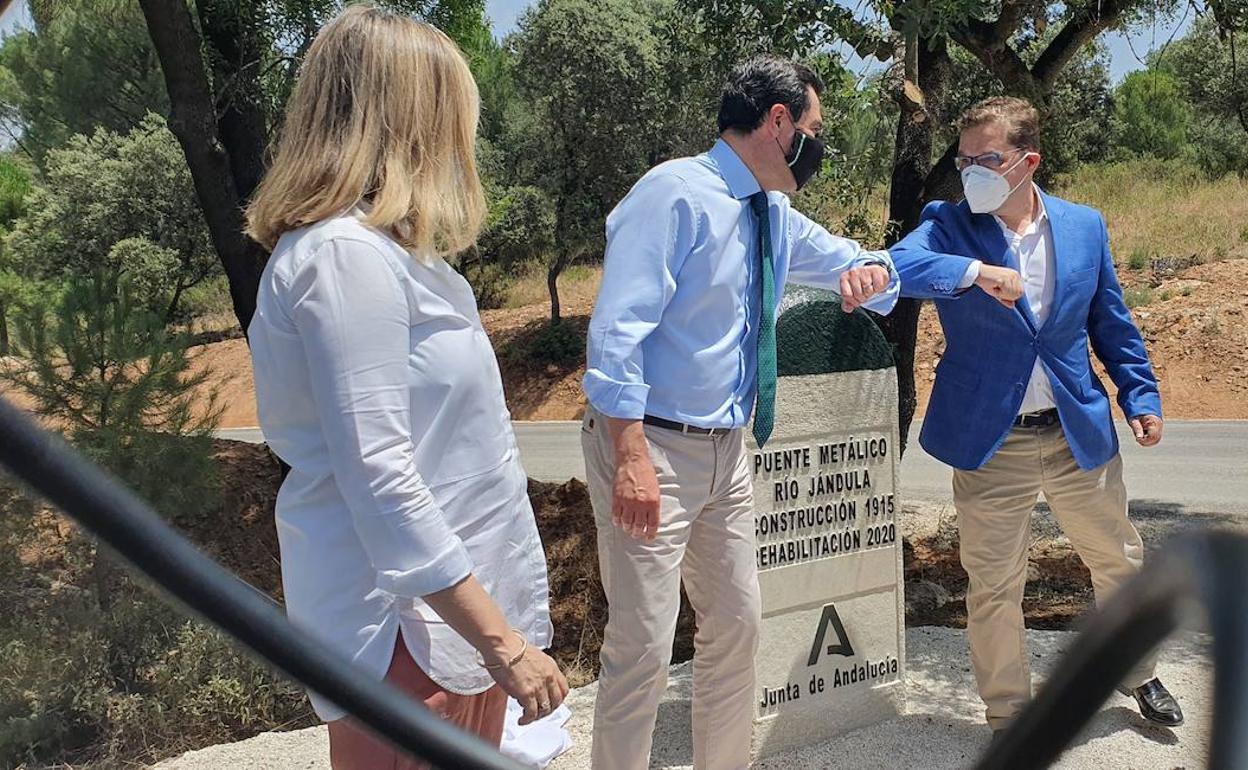 Juanma Moreno saluda con el codo al alcalde de Andújar en el hito que recuerda la obra. 