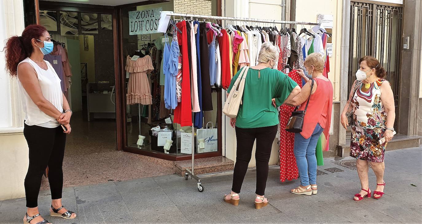 Los comercios están sacando sus productos y prendas a la calle para intentar venderlos. 