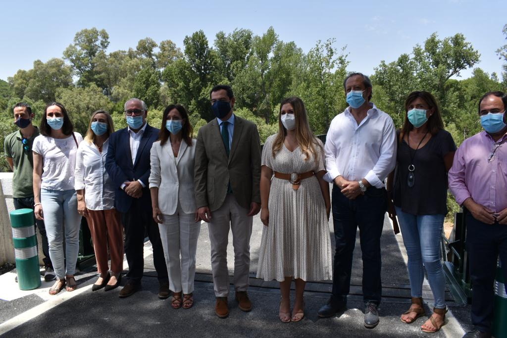 Juanma Moreno, con delegados provinciales y portavoces del PP en la remodelación del puente del Jándula. 