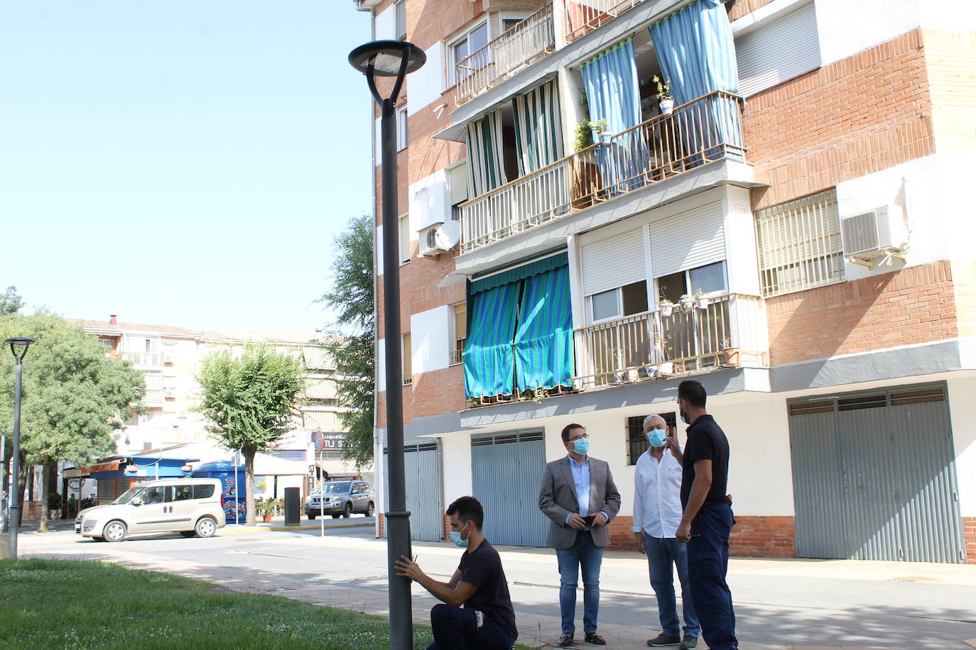 El alcalde en funciones, Pedro Luis Rodríguez, visitó la adecuación de las farolas LED en la Avenida Blas Infante. 