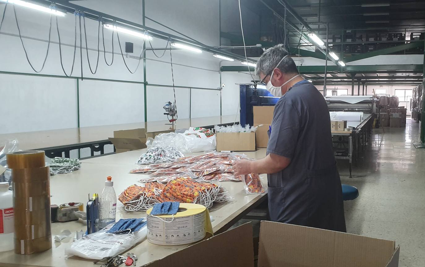Un trabajador de una empresa textil ubicada en el Polígono La Estación realiza mascarillas. 