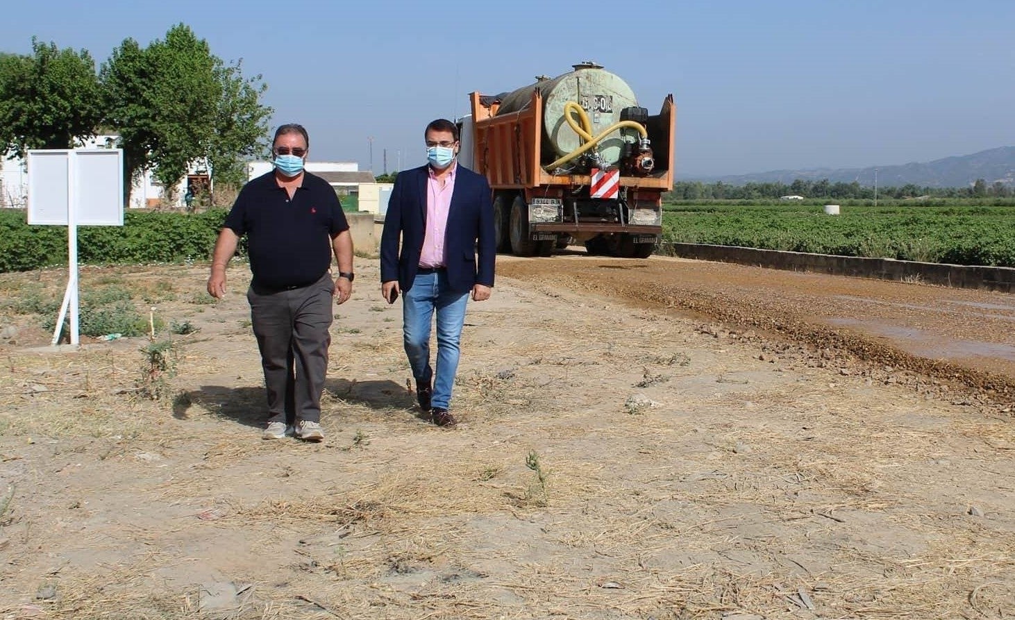 Juan Muñoz y el alcalde en funciones visitan unos de los caminos objeto de reforma. 