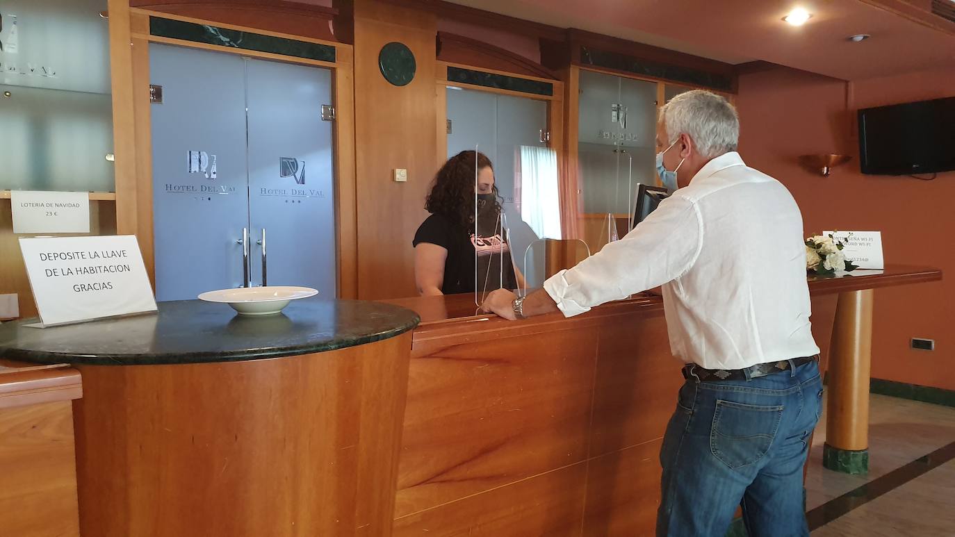 Recepción de un conocido hotel de la ciudad. 