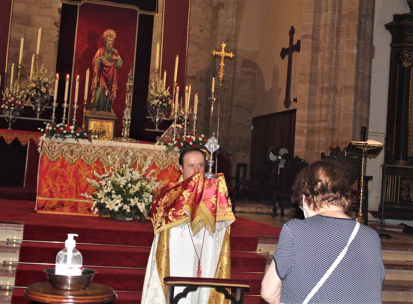 Reverencia a las reliquias de San Bartolomé tras finalizar el triduo que ofició el párroco Idelfonso Rueda 