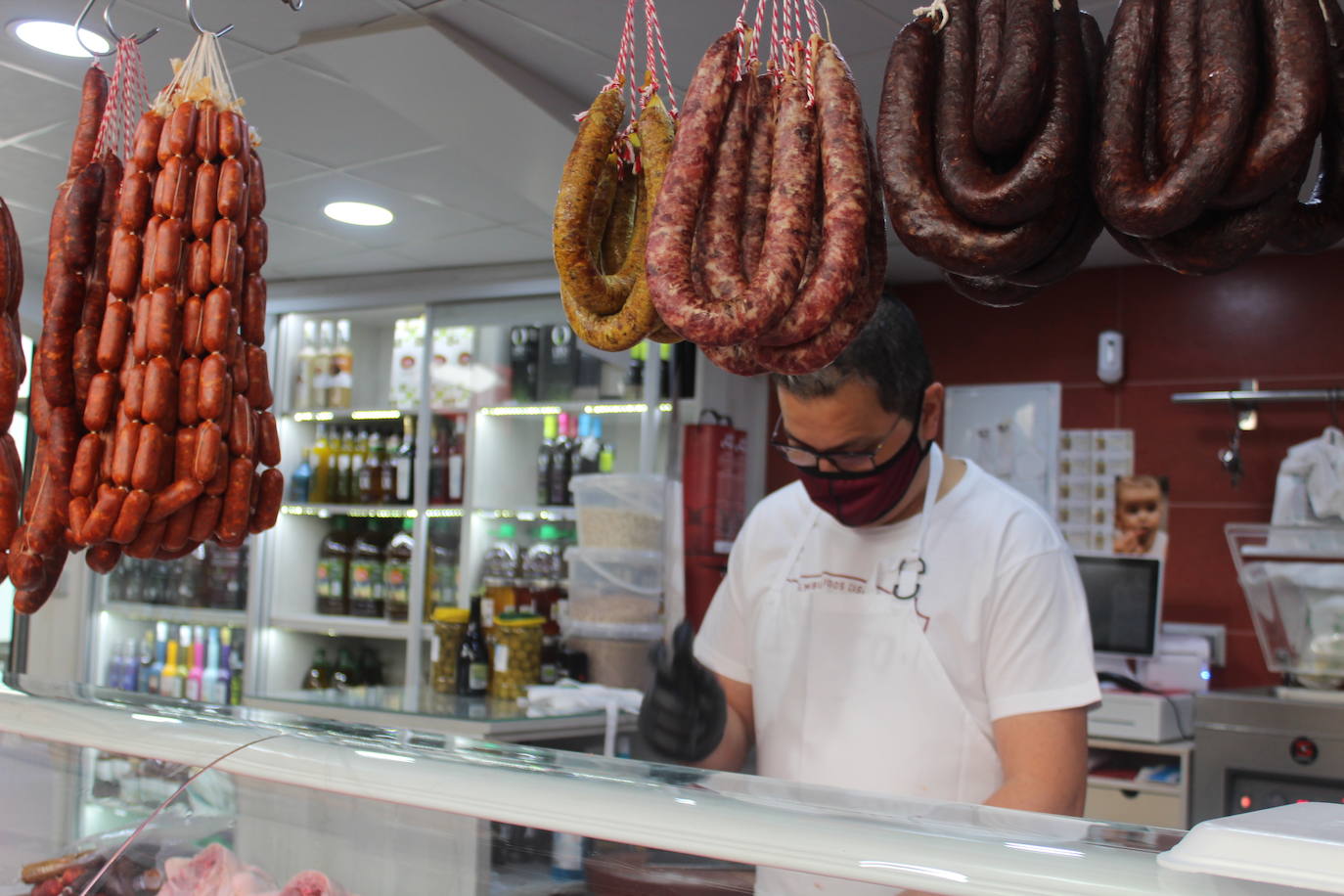 Embutidos caseros de Sebastián Ciudad en la Plaza de Abastos. 