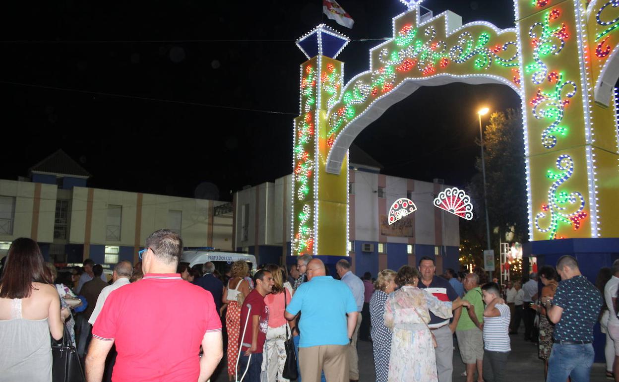 Tradicional portada de la Feria a la entrada del recinto. 