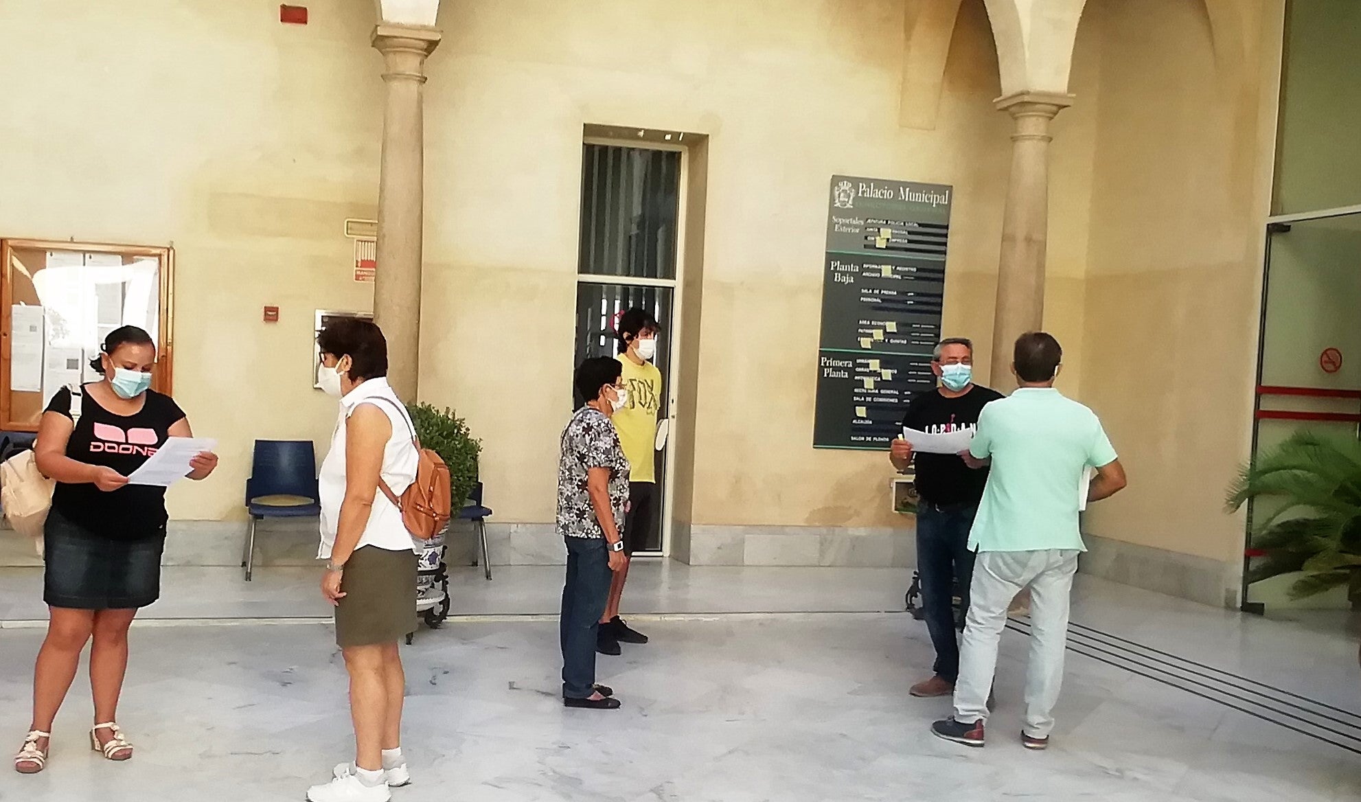 Ciudadanos esperan su turno a las puertas de la oficina en la jornada de ayer. 