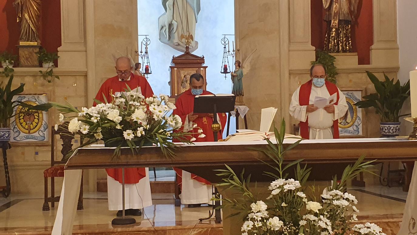 Miguel Sánchez Alba, primero a la izquierda, durante su lectura de posesión. 