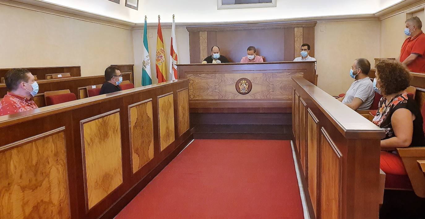 Acto de la firma del convencio en el salón de plenos. 