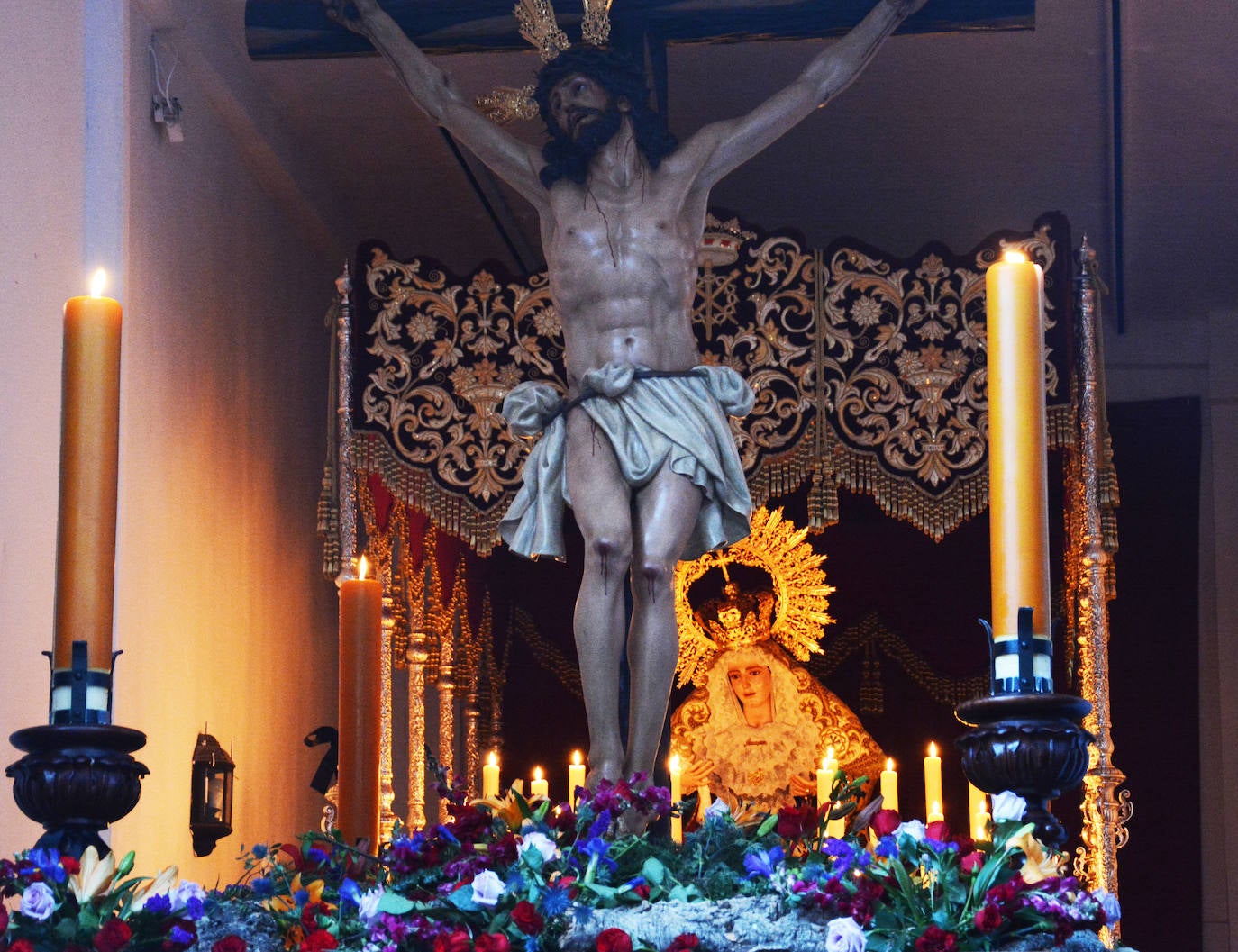 Pasos del Cfisrto de la Expiración y Nuestra Señora de la Amargura, integradas en la Cofradía. 