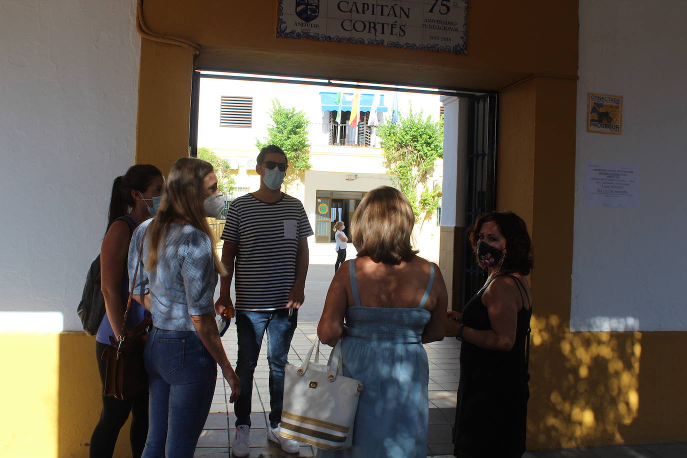 Entrada principal al colegio Capitán Cortés, enclavado en pleno corazón de la ciudad. 