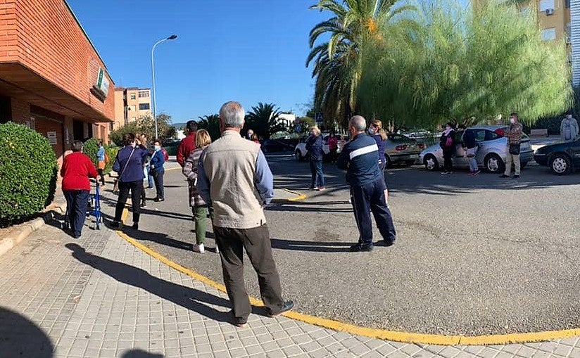 Colas en el centro de salud del Polígono Puerta de Madrid. 