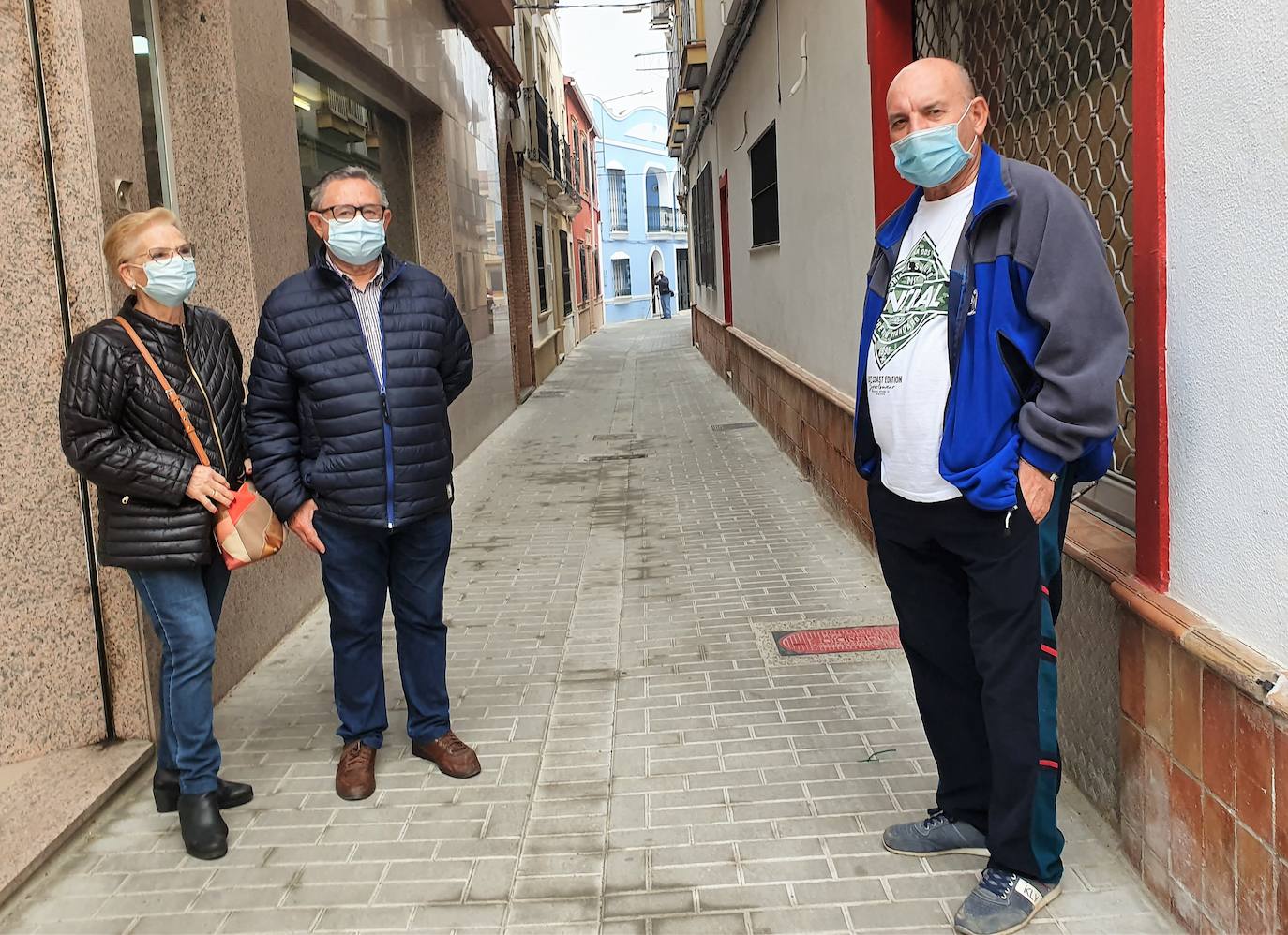 Conchi, Fernando y Juan, ayer posan en la recién adecentada vía.. 