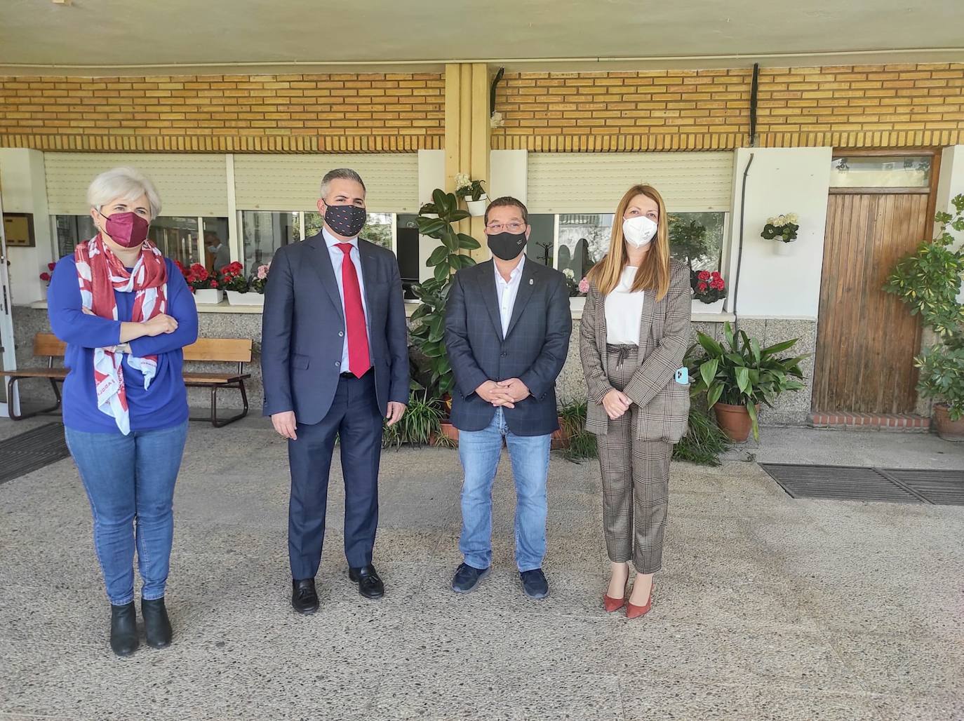 Antonio Sutil, Paco Huertas y Alma Cámara posan con la directora del IES Jándula, Encarna Perálvarez