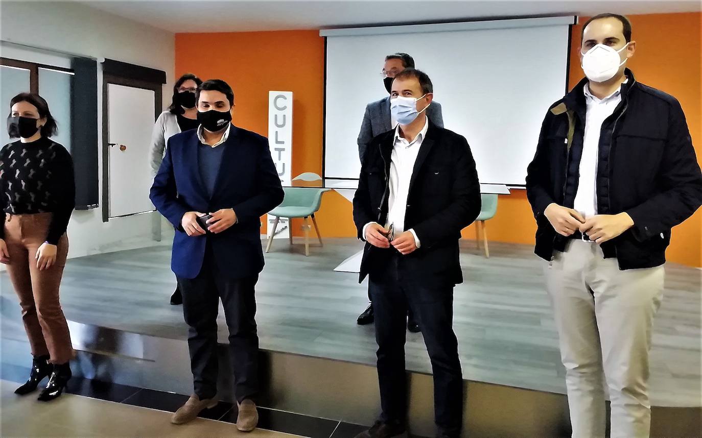 Los regidores, ayer en el salón de actos de la Casa de la Cultura. 