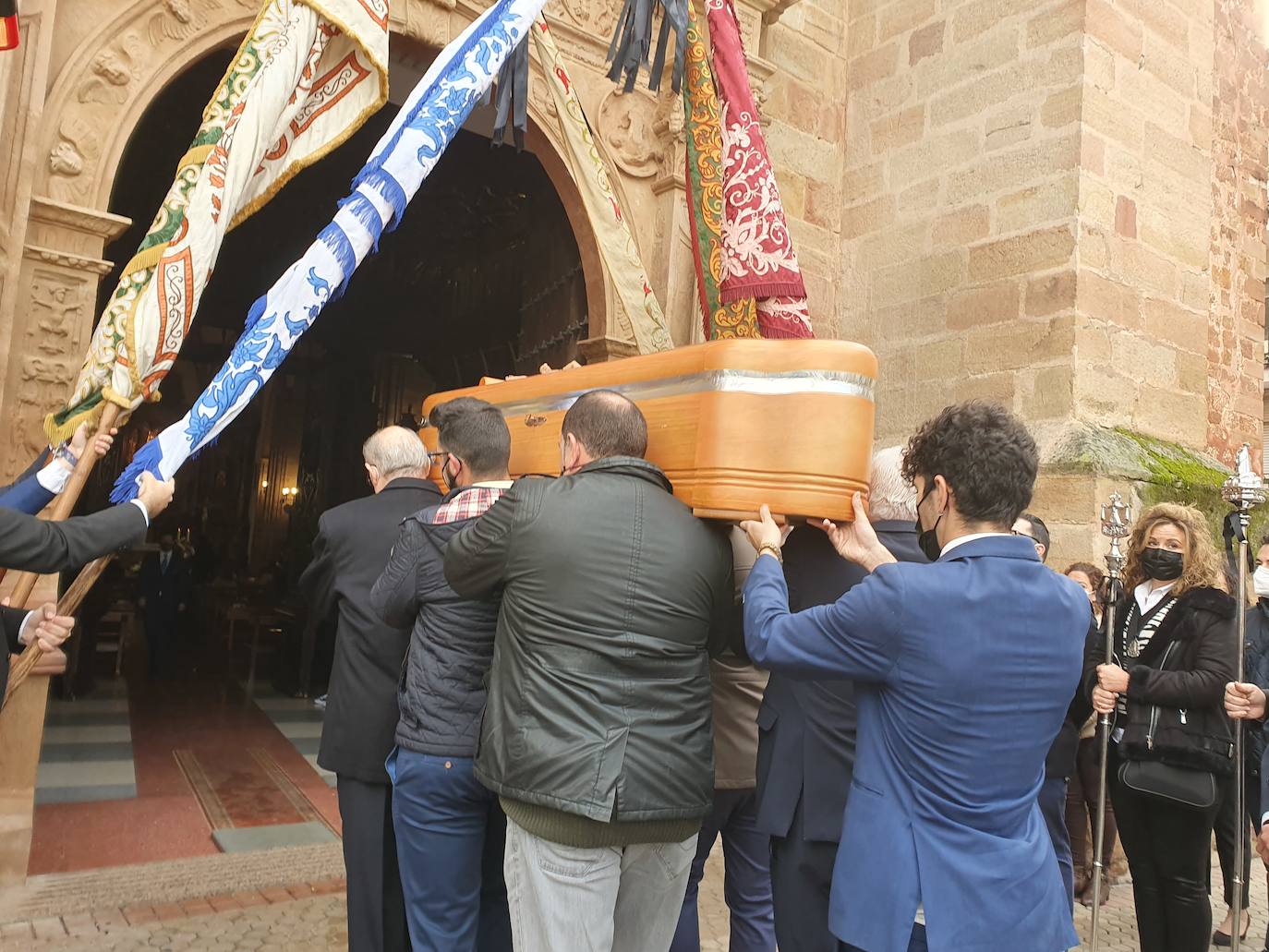 Banderas de la Cofradía Matriz rodean al féretro de Pascual Villegas a su entrada a la iglesia. 