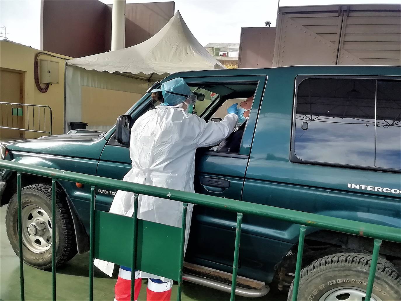 Un ciudadano se somete a las prueba PCR esta mañana en el pabellón ferial. 