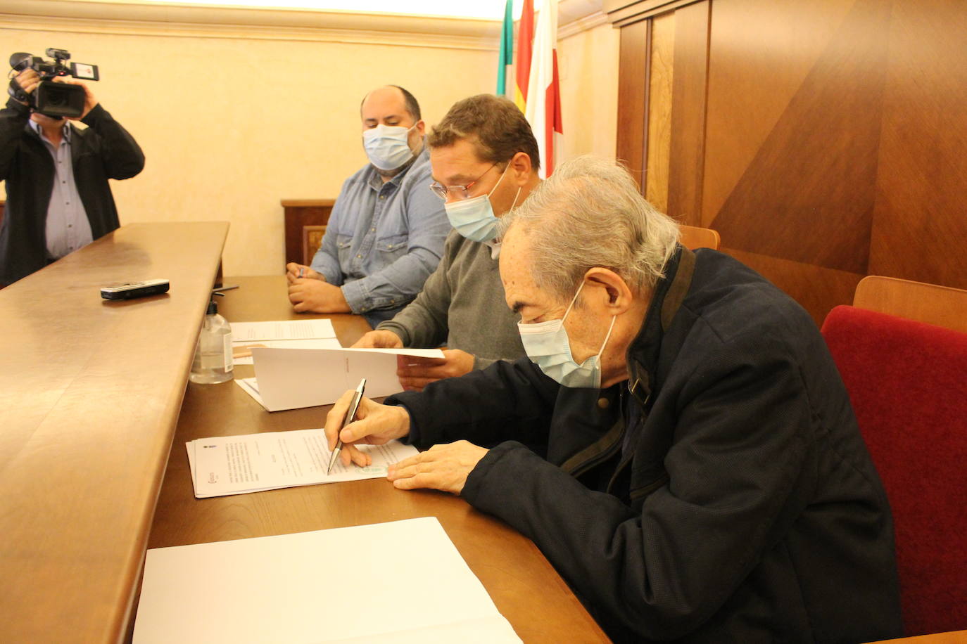APaco Huertas y Eduardo Criado, durante la firma del convenio en el Ayuntamiento. 