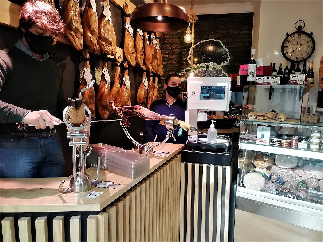 La gran fortaleza de la marca de la tienda de Joaquín Águila es el corte profesional del jamón. 