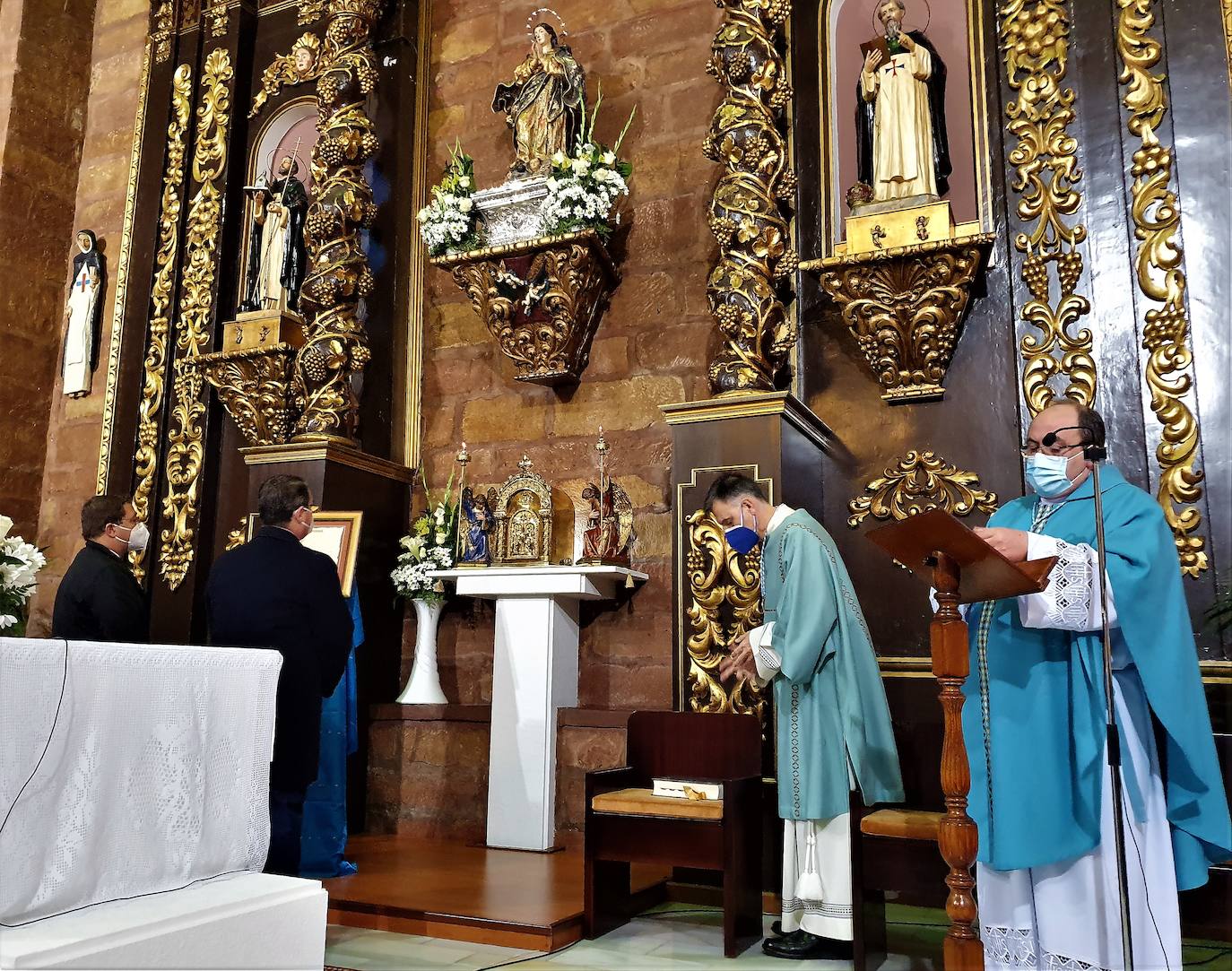 Momento de la renovación del voto en la capilla del convento de las monjas trinitarias, esta mañana. 