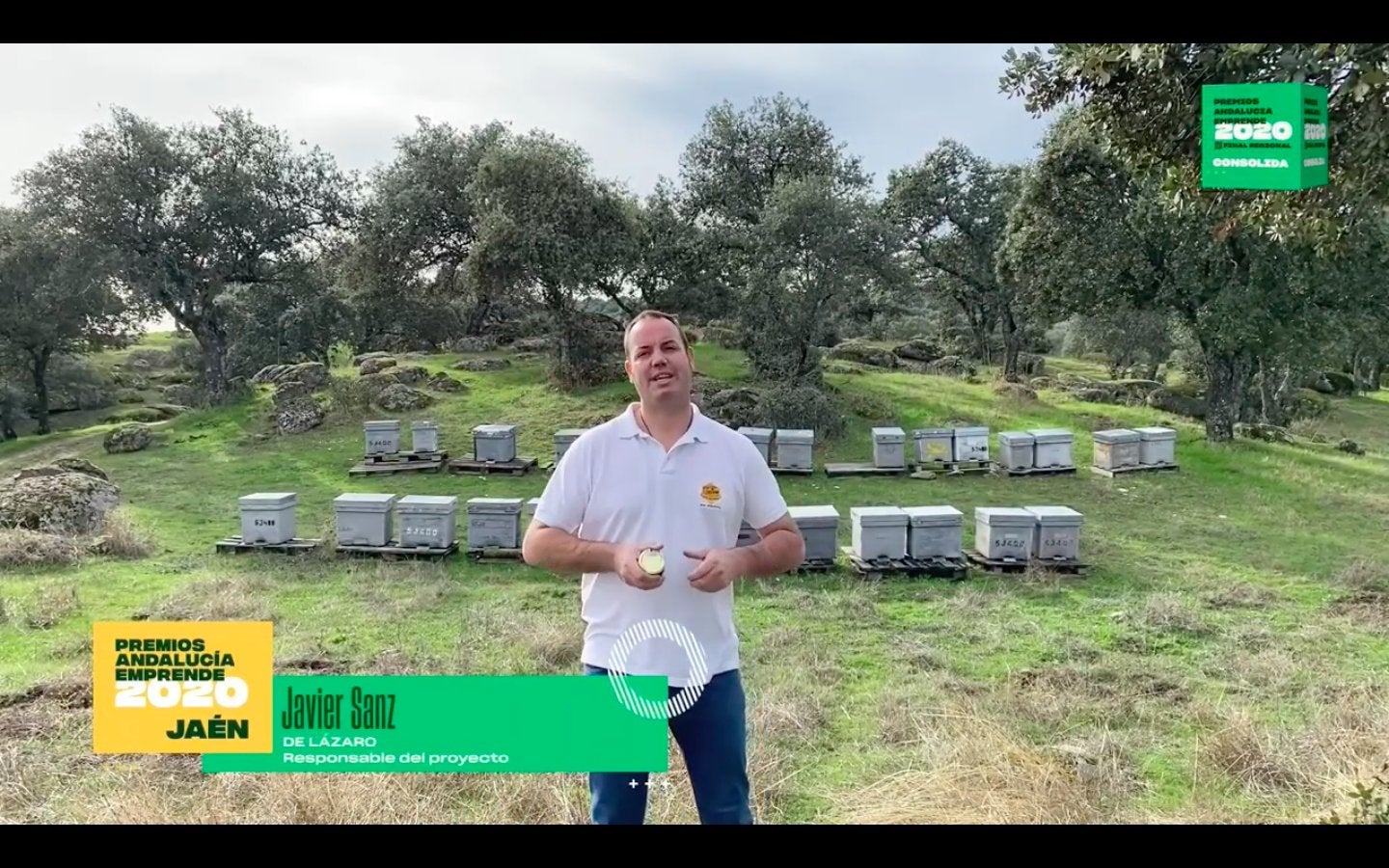 Javier Sanz explica el proceso de elaboración de la miel. 