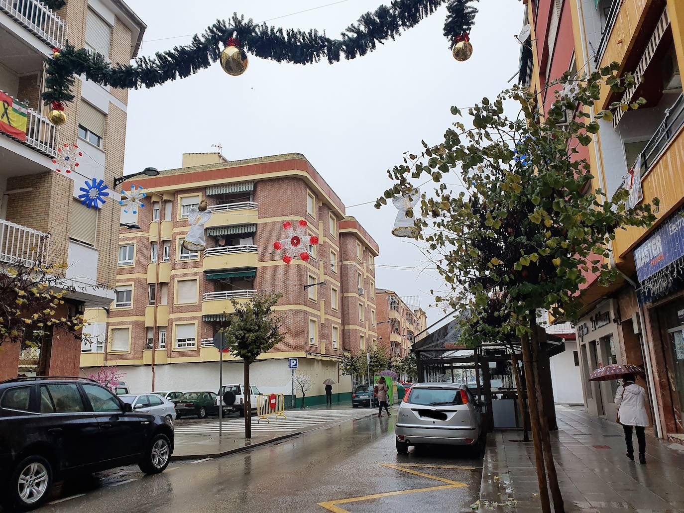 Adornos navideños en la calle Emperador Trajano. 