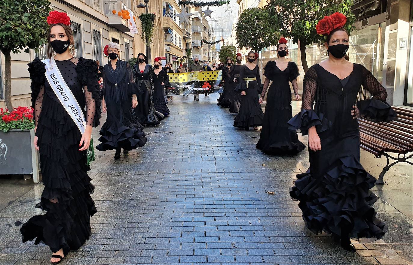 Las modelos atavidadas de flamenca han ido vestidas de negra en señal de luto que testimonia las dificultades por las que atraviesa el sector. 