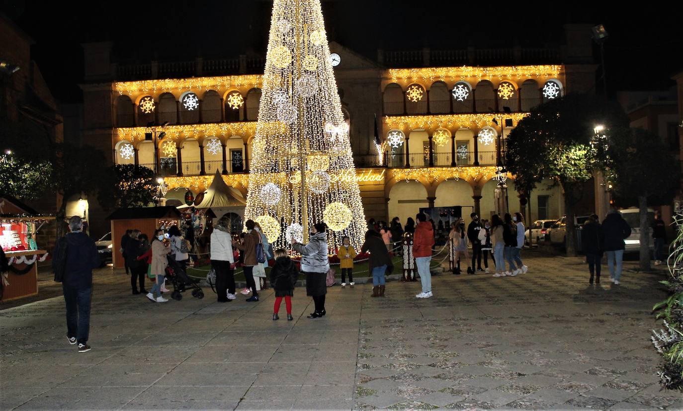 Ambiente en el mercado navideño ubicado en la Plaza de España. 