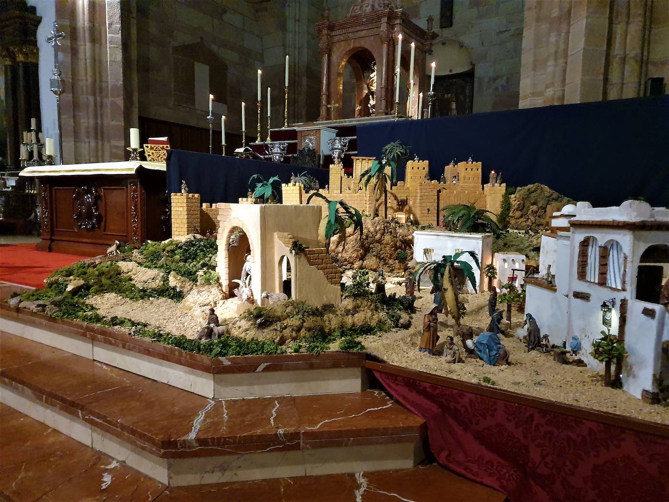 Belén de la parroquia de San Bartolomé, que este año se ha instalado en el altar, y no en la entrada, como en años anteriores. 
