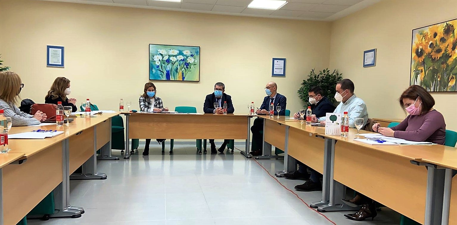 Reunión del Trinidad Rus con los regidores en la sala de juntas del Hospital. 