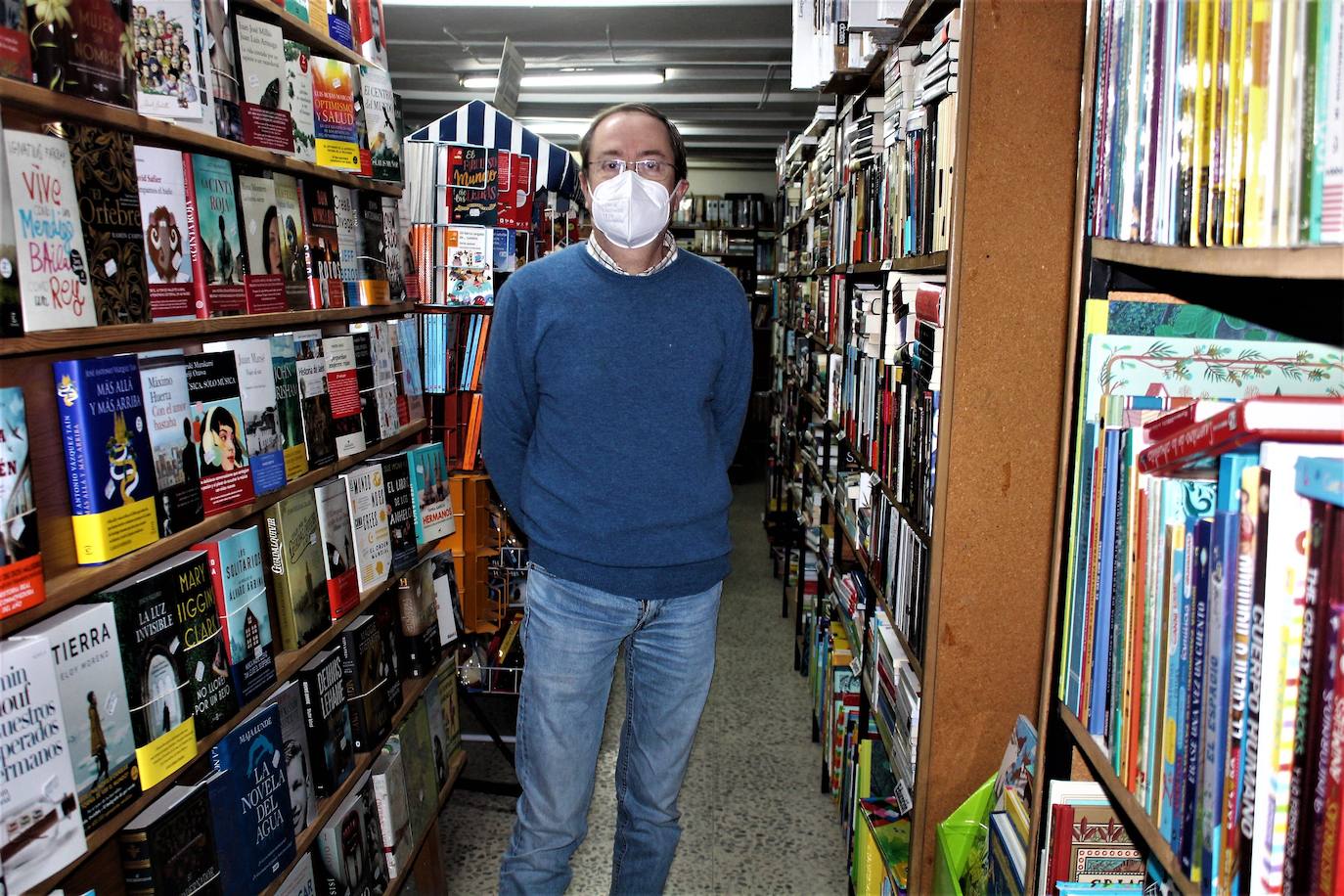Unas estanterías ya centenarias que destilan solera entre los lectores