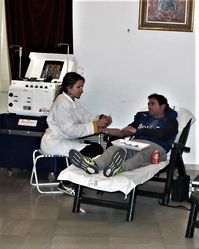 Un donante durante una campaña realizada en el Palacio de los Niños de Don Gome. 
