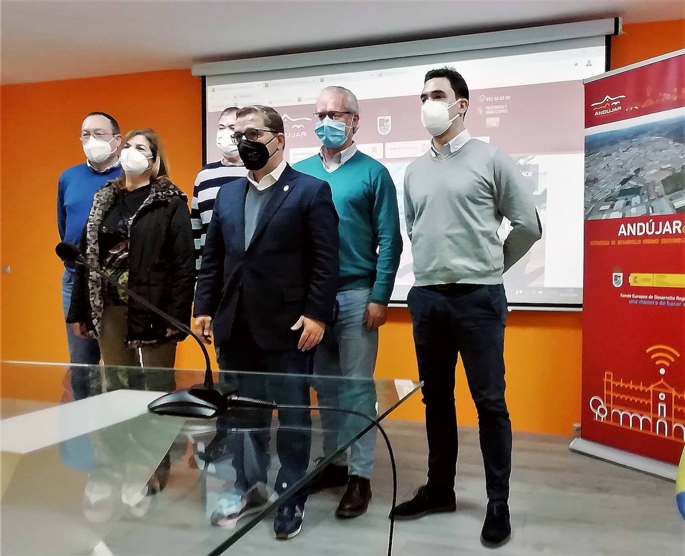Paco Huertas y Josefa Lucas con los miembros del área técnica.. 