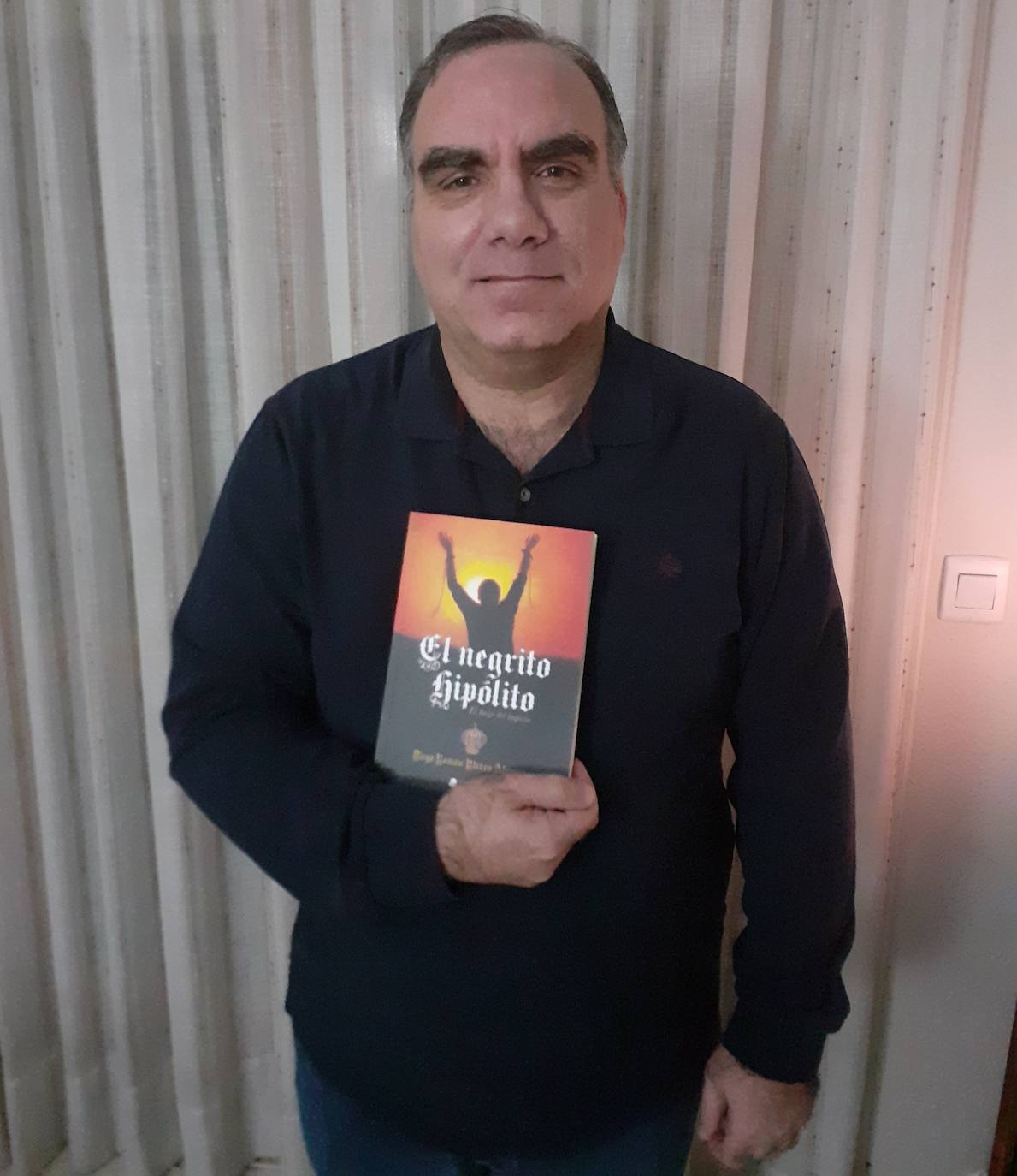 Diego Utrera con el libro. 