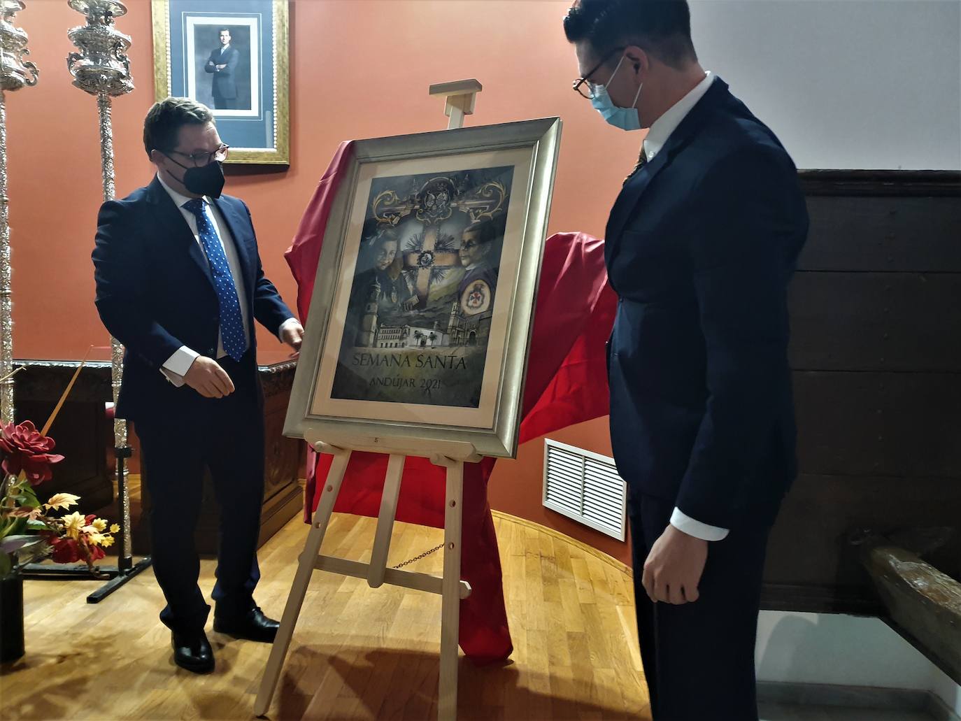 El alcalde, Paco Huertas, y Antonio Boiso, descubrieron el cartel. 