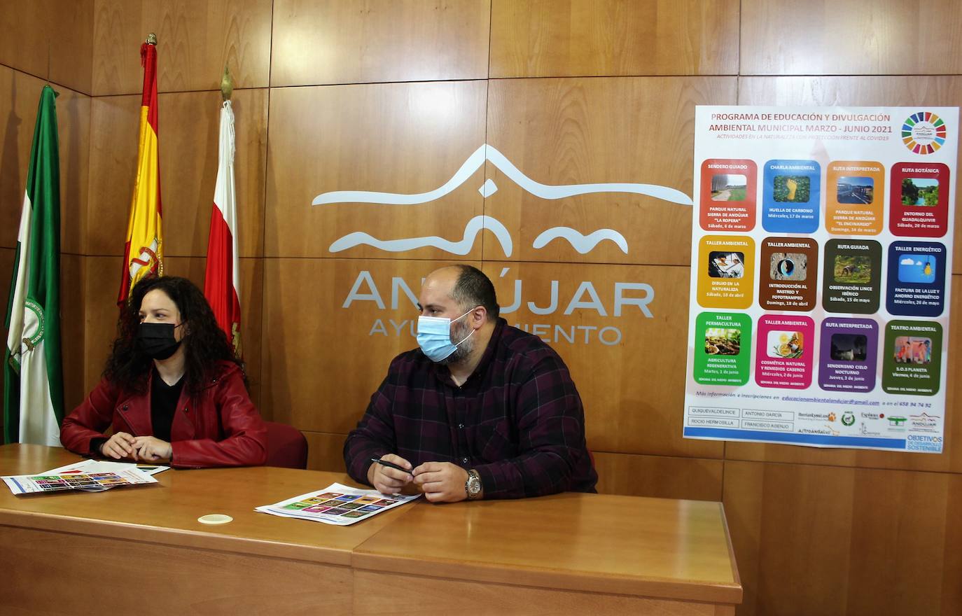 Ana Parrado y Juan Francisco Cazalilla, durante la presentación de la oferta esta mañana en el Palacio de los Niños de Don Gome. 