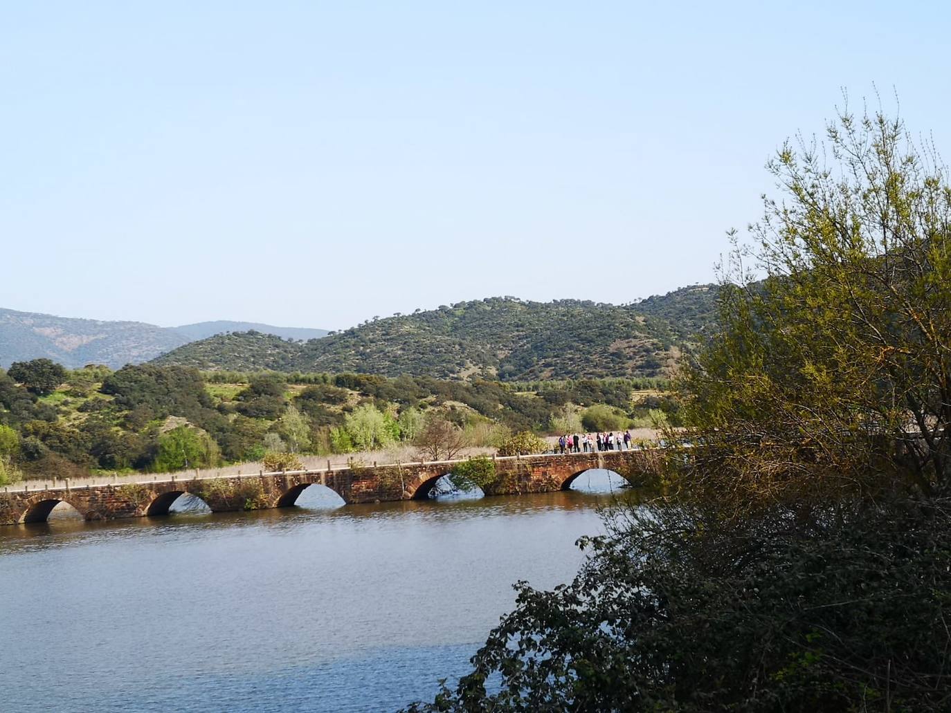 Participantes el pasado sábado en la ruta, en el puente sobre el río Jándula. 