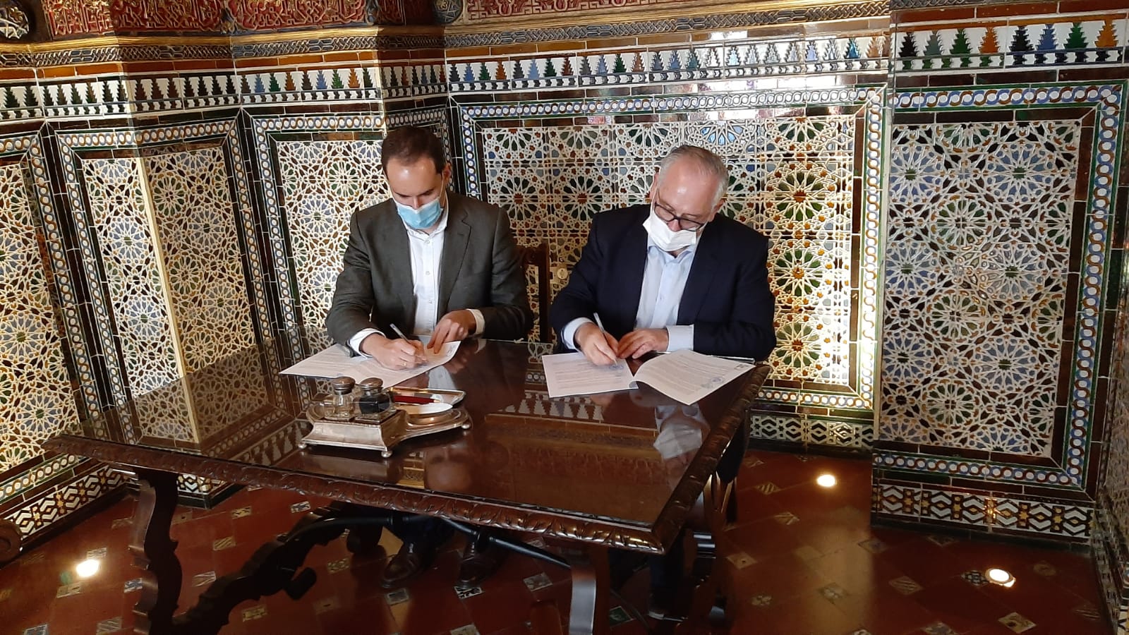 El alcalde, Juan Latorre, y Jesús Estrella, estampan la firma. 