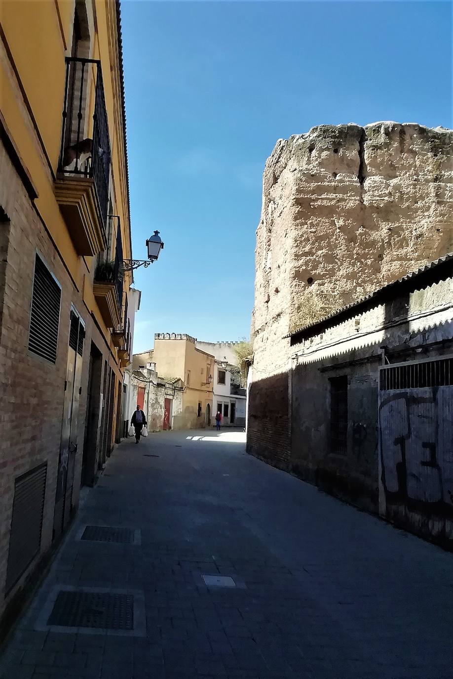 Cocheras en las murallas árabes de Luis Vives. 