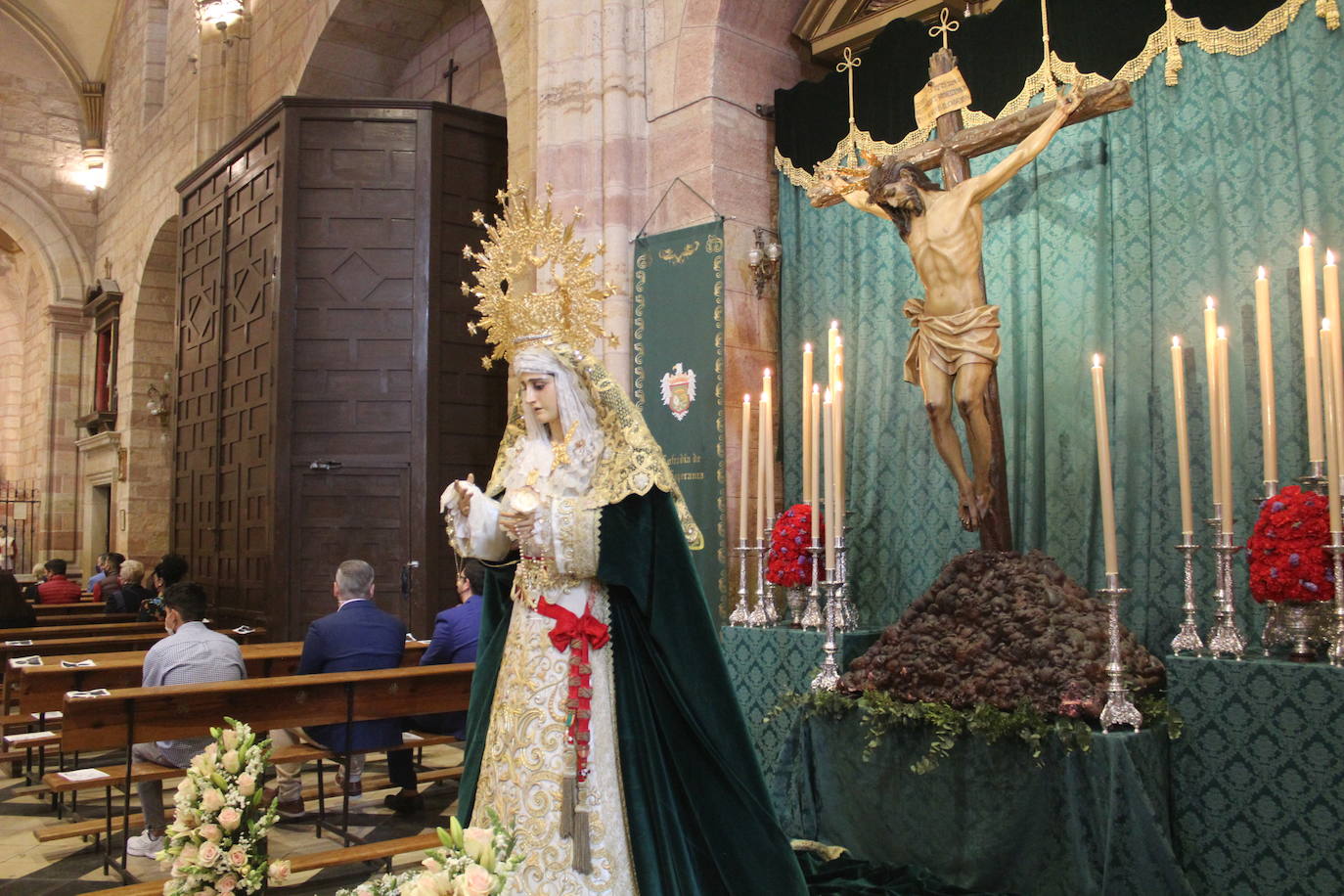 Altar de la Virgen de la Esperanza instalado en la parroquia de Santa María la Mayor. 