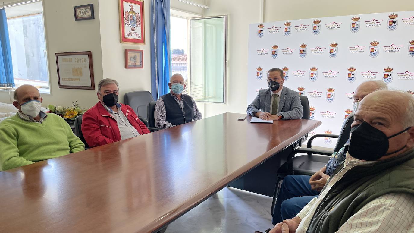 El alcalde y el concejal de Agricultura con los integrantes de la plataforma. 