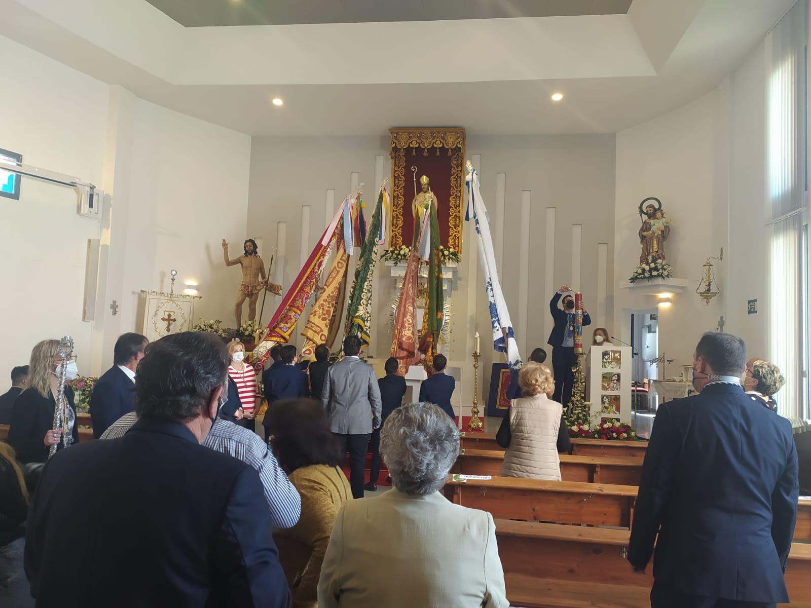 Las banderas de la Cofradía Matriz de la Virgen de la Cabeza, el pasado domingo en la parroquia de San Eufrasio. 