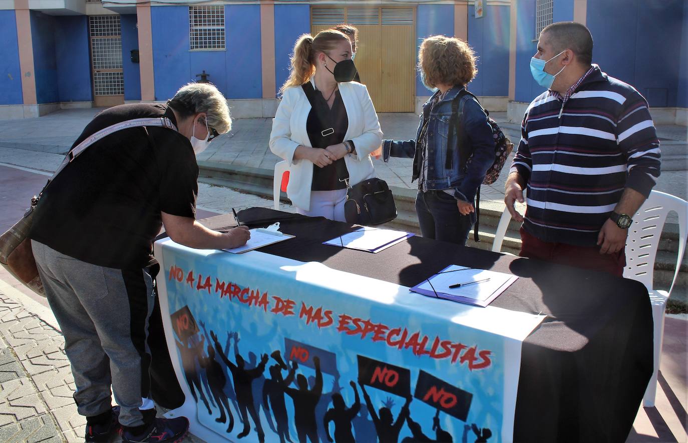 Una vecina firma hoy en la mesa instalada a la entrada del mercadillo. 