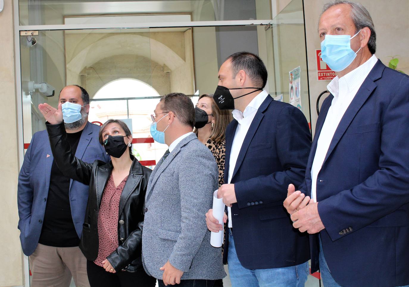 Soledad Aranda, en su visita a las instalaciones, acompañada por el alcalde y miembros de la Corporación. 