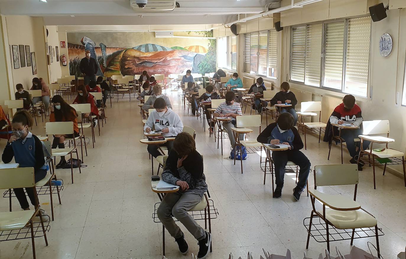 Los participantes resuelven los problemas en el salón de actos del IES Jándula. J. C. GONZÁLEZ 