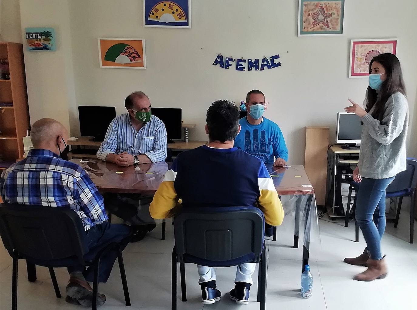 Una monitora instruye a los usuarios el pasado miércoles en uno de los talleres de terapia musical. 