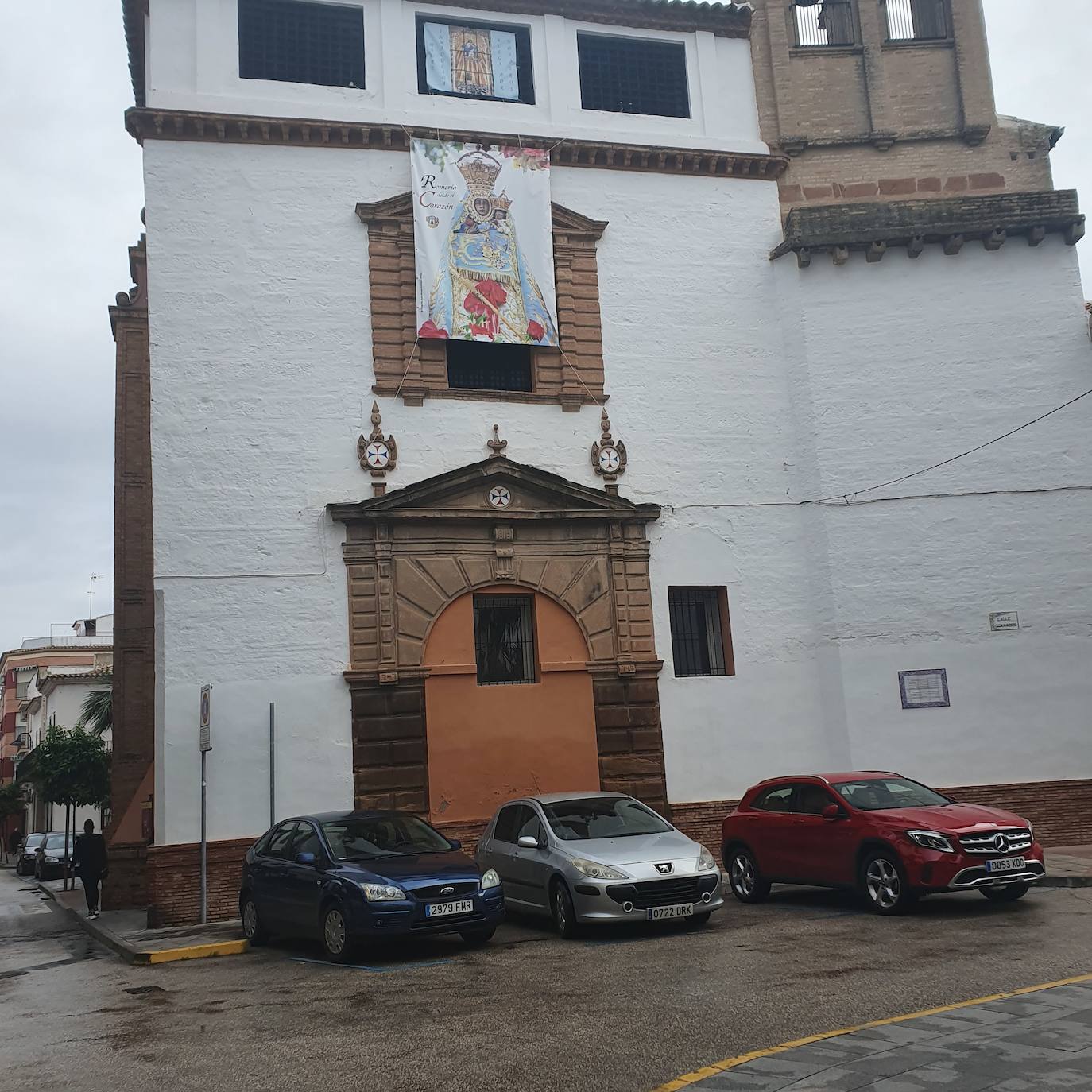 Colgadura ubicada en la fachada del convento de las Madres Trinitarias de Andújar. 